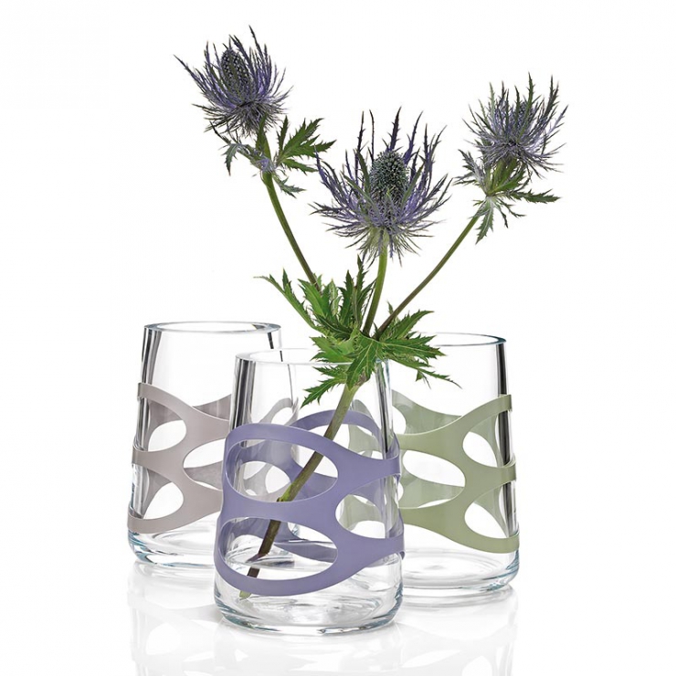 Tri sklenené vázy s ornamentom a kvetinou